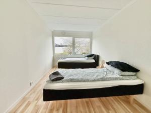 Workers Villa - 9 Beds - 2 Bath - Parking