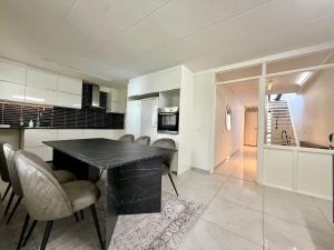 Workers Villa - 2 Bath - 9 Beds - Parking