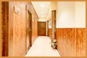 Hotel Luxuary SV Grand Ramkatora Rd Near Vishwanath Temple - Free Wi-fi- Lift and Restaurant Facilities - Fully Air conditioning Rooms- Best Luxuary Hotel In Varanasi