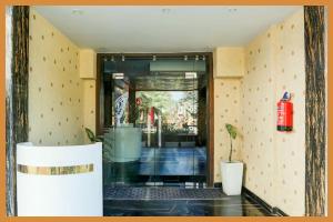 Hotel Luxuary SV Grand Ramkatora Rd Near Vishwanath Temple - Free Wi-fi- Lift and Restaurant Facilities - Fully Air conditioning Rooms- Best Luxuary Hotel In Varanasi