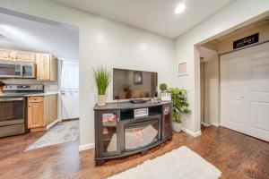 Walk to GOTL strip! Family cottage with laundry