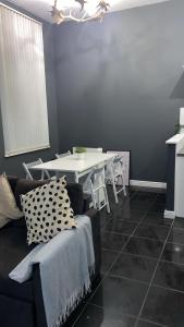 OnSiteStays - Cozy & Modern Flat in Highcroft Hall