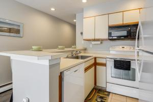 Walk to Mt Snow Ski Shuttle! Condo with Resort Perks