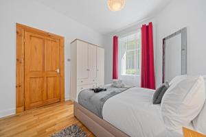 Modern Holyrood 1 Bedroom Apartment - Edinburgh