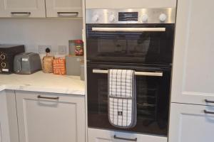 Peterborough - House - Sleeps 8 - Parking - Garden