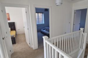 Peterborough - House - Sleeps 8 - Parking - Garden