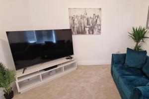 Peterborough - House - Sleeps 8 - Parking - Garden