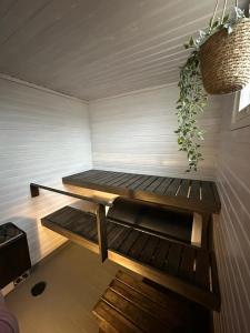 Yksityinen omakotitalo saunalla maaseudunrauhassa