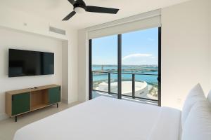 Luxury 3BR Apt with Epic Biscayne Bay Views