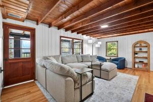 Cabin w River Access Fire Pit Grill WiFi & More