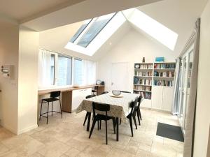 Maison neuve avec WIFI, terrasse, à 700m de la plage à TREGASTEL - Réf 403