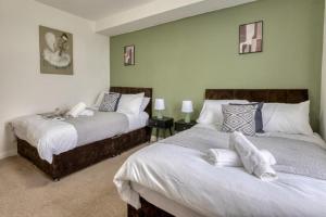 Bright 2BR Home Work-Friendly Sleeps 8 Parking