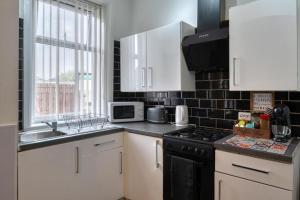 Bright 2BR Home Work-Friendly Sleeps 8 Parking