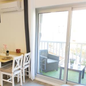Charmant studio tout équipé à 100m de la plage, clim, terrasse, parking, Wifi, linge de maison inclus