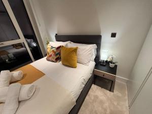 Luxury 2BR- Sleeps 5- Westfield Apartment- 3 min to station- Perfect for Families Shopping