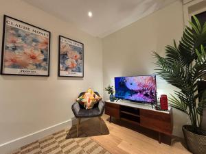 Luxury 2BR- Sleeps 5- Westfield Apartment- 3 min to station- Perfect for Families Shopping