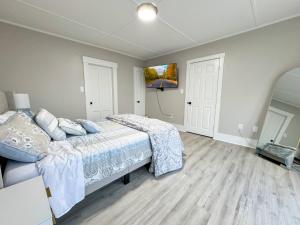 Mins to ManchesterConcord-In Unit Laundry- Q Beds