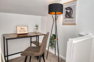 Modern 2BR Work-Friendly Stay Sleeps 8 Parking Included