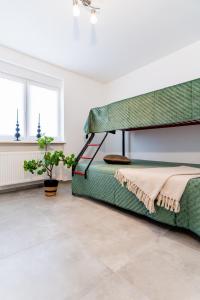 3BR, 1BA apt w walk-in closet, AC, near RAB