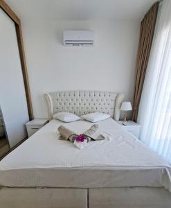 Spacious & Bright 2BR Apartment, 5min to Beach