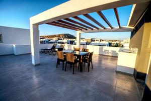 Spacious & Bright 2BR Apartment, 5min to Beach