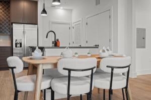 Upscale 2BR Stay Channelside