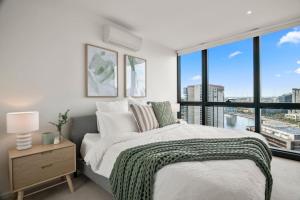 Luxe 2BR Retreat Panoramic Views With 2x Parking Spaces