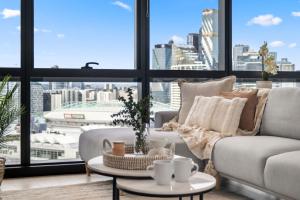 Luxe 2BR Retreat Panoramic Views With 2x Parking Spaces