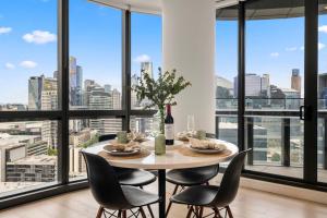 Luxe 2BR Retreat Panoramic Views With 2x Parking Spaces