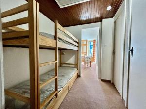 Appartement lumineux 2 pièces, 6 couchages, proche pistes et commerces, avec parking et balcon - FR-1-330F-114