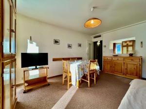 Appartement lumineux 2 pièces, 6 couchages, proche pistes et commerces, avec parking et balcon - FR-1-330F-114