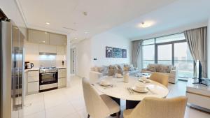 Vacationer Holiday Homes l Stunning 2 Bed l Marina Skyline l Beach Access