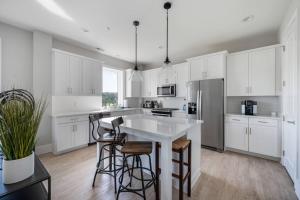 Luxury Downtown Loft - Balcony and Rooftop Bar!