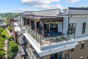 Luxury Downtown Loft - Balcony and Rooftop Bar!