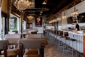 Luxury Downtown Loft - Balcony and Rooftop Bar!