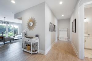 Luxury Downtown Loft - Balcony and Rooftop Bar!