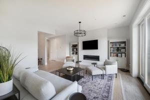 Luxury Downtown Loft - Balcony and Rooftop Bar!