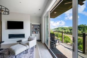 Luxury Downtown Loft - Balcony and Rooftop Bar!