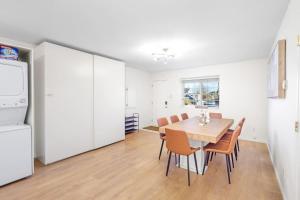 NEW Roomy 3BR Family Suite. 5 min to Skytrain.