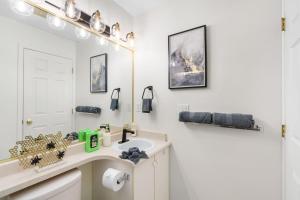 NEW Roomy 3BR Family Suite. 5 min to Skytrain.
