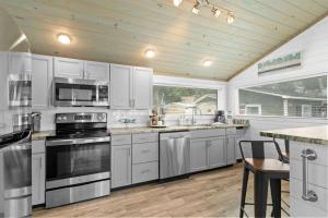 Cozy Nest 1 - Ocean Lakes Cottage, Covered Patio, Grill and Beach Access!