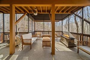 Treetop Towers - Hot Tub, Game Room, and Creek Views!