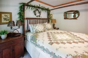 Rushing Creek Retreat - Serene Cabin with Great Views!