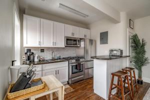 Calvert Cottage - Sleeps 12, THREE Units In Central Adams Morgan
