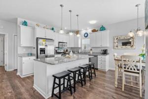 1022 - Ocean Lakes Luxe, 1 Minute Walk to Beach and Fire Table!