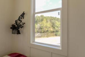 The Florio - Tiny Home, River, Hiking, and Rafting!