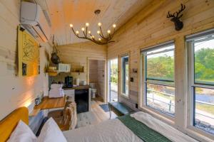 Kimble - Riverfront, Hiking, Fishing, 20 min to Smoky Mountains!