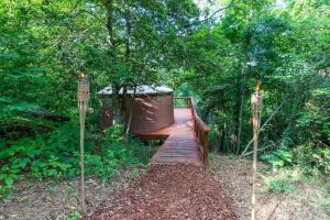 Holly Hideaway - Cozy Yurt, Pet Friendly, and Beautiful Trails!