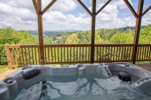 Borrowed Time - Mountain Getaway near Boone, Hot Tub, and Gorgeous Views!