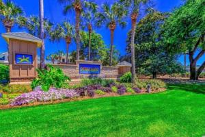 Under The Oak - Steps to Beach and Patio with Grill!